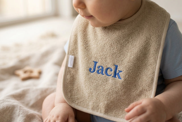 Gepersonaliseerde slabber met naam – Baby slab met klittenbandsluiting