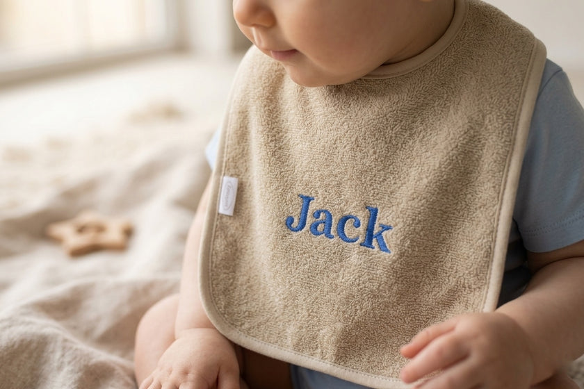 Gepersonaliseerde slabber met naam – Baby slab met klittenbandsluiting