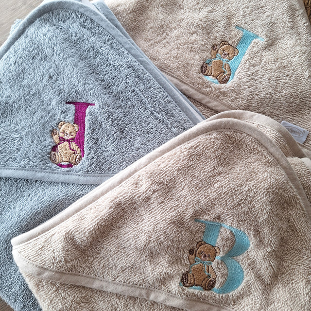 Geborduurde badcape met naam & beertje – 100% Katoen Baby handdoek (80x80 cm)