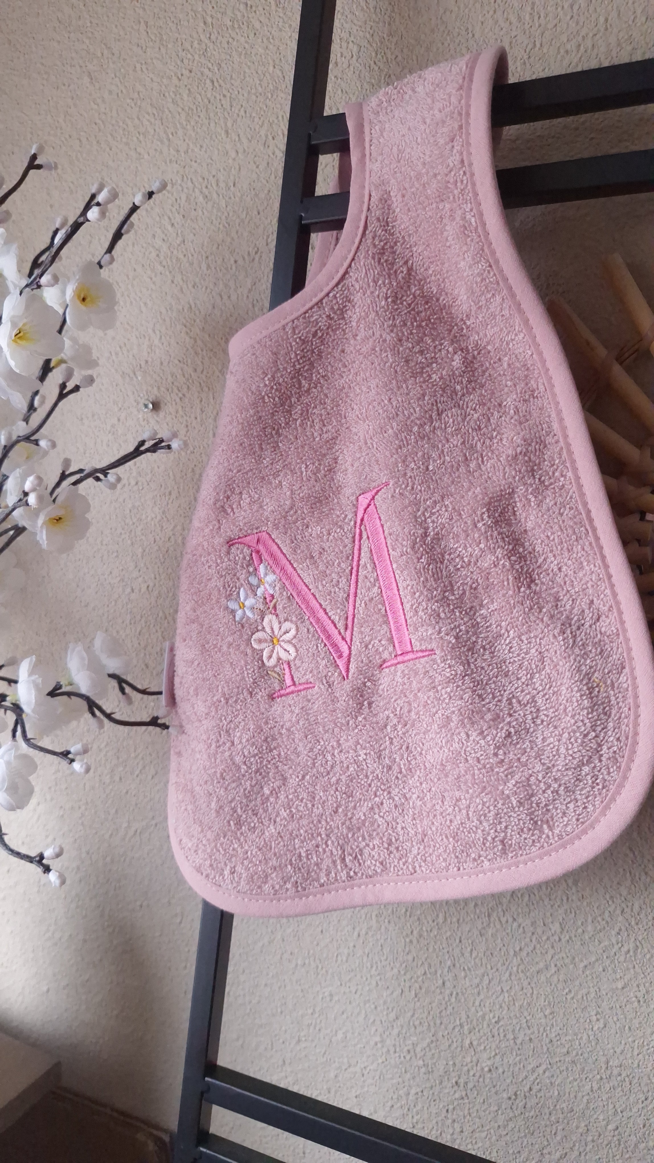 Luxe geborduurde slabber met bloemenletter – Gepersonaliseerde baby slab