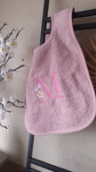 Luxe geborduurde slabber met bloemenletter – Gepersonaliseerde baby slab