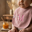 Luxe geborduurde slabber met bloemenletter – Gepersonaliseerde baby slab