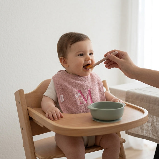 Luxe geborduurde slabber met bloemenletter – Gepersonaliseerde baby slab
